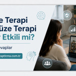 Başlık: Online Terapi Yüz Yüze Terapi Kadar Etkili mi? sorusu ve Bilimsel Cevaplar; bilgisayar ekranında video görüşmesi görünüyor (URL de mevcut).